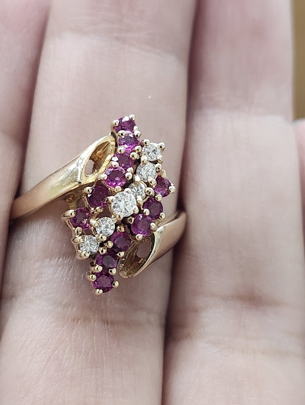 Beautiful 14k Gold Ring With Natural Diamond And Ruby.